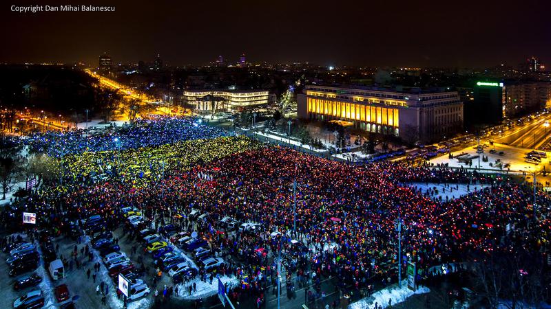 Zeci de mii de oameni formează un tricolor uman în Piața Victoriei la protestele din februarie 2017