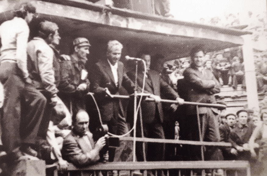 Nicolae Ceaușescu și Ilie Verdeț în fața minerilor la Lupeni, în august 1977