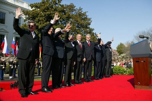 Adrian Năstase alături de președintele Statelor Unite și premierii celor șapte state primite în NATO la 29 martie 2004