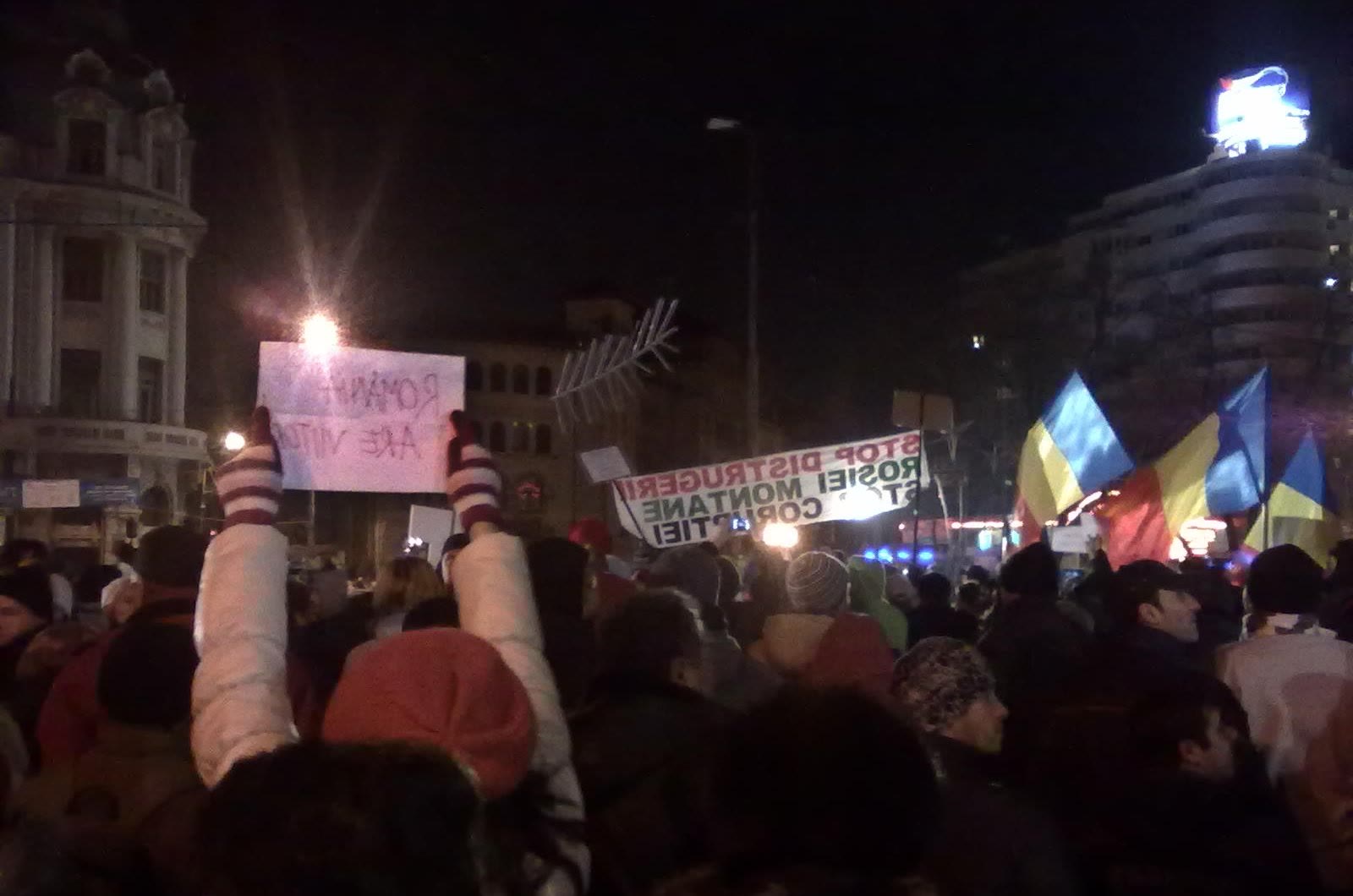 Protestatari cu pancarte și steaguri în Piața Universității în ianuarie 2012