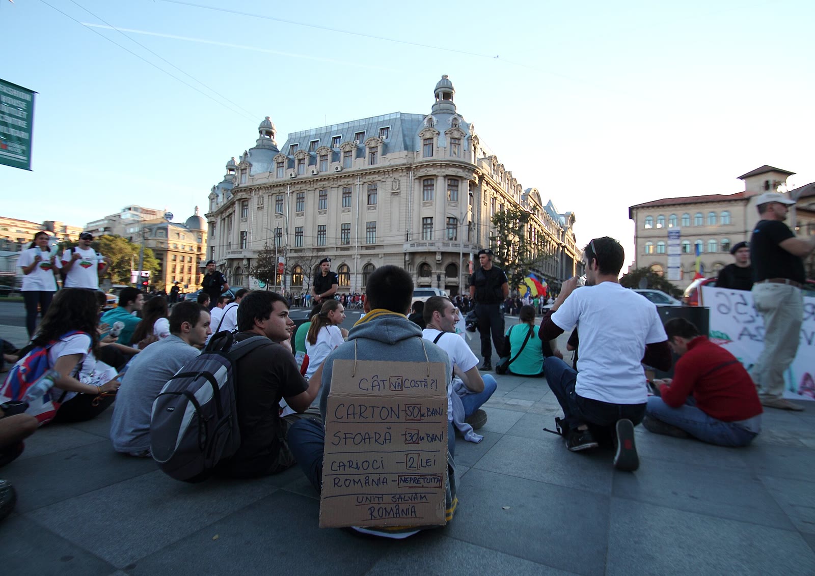 Tineri așezați în Piața Universității la protestele pentru Roșia Montană din 2013